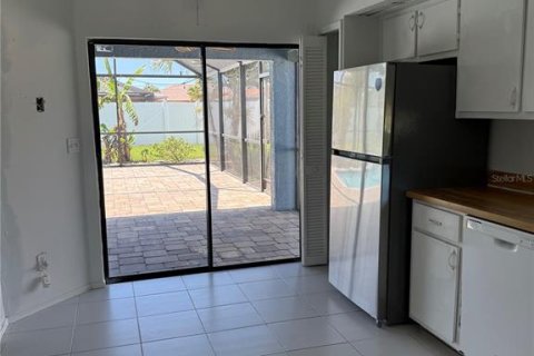 House in Cape Coral, Florida 3 bedrooms, 124.21 sq.m. № 2219552 - photo 6