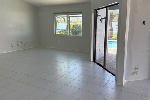 House in Cape Coral, Florida 3 bedrooms, 124.21 sq.m. № 2219552 - photo 2