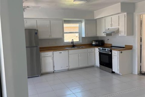 House in Cape Coral, Florida 3 bedrooms, 124.21 sq.m. № 2219552 - photo 4