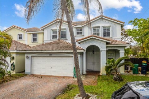 House in Miami, Florida 4 bedrooms, 231.61 sq.m. № 2043021 - photo 2