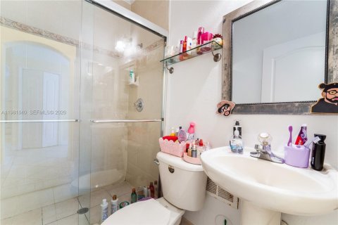 House in Miami, Florida 4 bedrooms, 231.61 sq.m. № 2043021 - photo 22