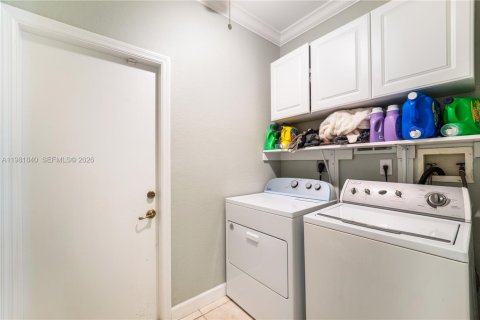 House in Miami, Florida 4 bedrooms, 231.61 sq.m. № 2043021 - photo 23