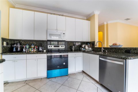 House in Miami, Florida 4 bedrooms, 231.61 sq.m. № 2043021 - photo 14