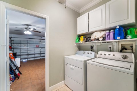 House in Miami, Florida 4 bedrooms, 231.61 sq.m. № 2043021 - photo 24