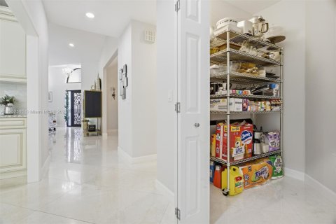 Купить виллу или дом в Плантация, Флорида 5 спален, 309.55м2, № 1953086 - фото 9