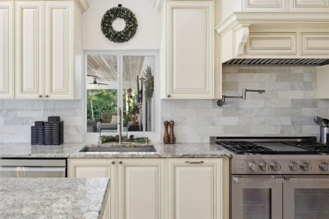 Купить виллу или дом в Плантация, Флорида 5 спален, 309.55м2, № 1953086 - фото 7