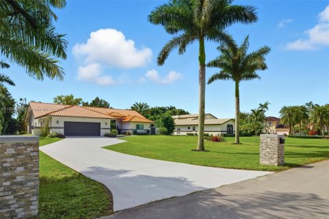 Купить виллу или дом в Плантация, Флорида 5 спален, 309.55м2, № 1953086 - фото 2