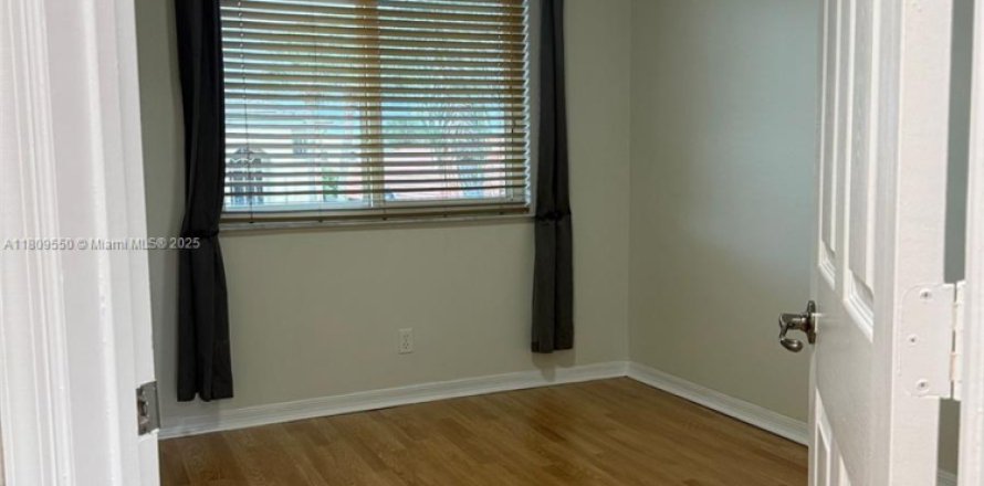 House in Coral Springs, Florida 4 bedrooms, 205.04 sq.m. № 1752906