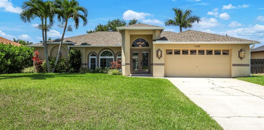 House in Cape Coral, Florida 3 bedrooms, 159.42 sq.m. № 1743594