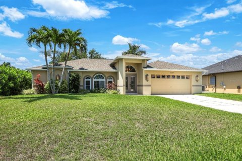 House in Cape Coral, Florida 3 bedrooms, 159.42 sq.m. № 1743594 - photo 8