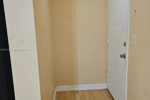 Condo in Miami, Florida, 1 bedroom № 2075407 - photo 2
