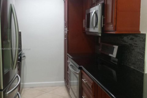 Condo in Miami, Florida, 1 bedroom № 2075407 - photo 4