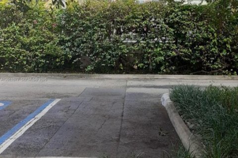 Condo in Miami, Florida, 1 bedroom № 2075407 - photo 9