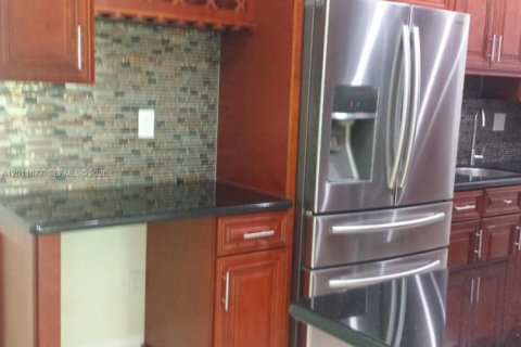 Condo in Miami, Florida, 1 bedroom № 2075407 - photo 3