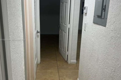 Снять в аренду виллу или дом в Майами, Флорида 3 спальни, 63.17м2, № 1989121 - фото 8