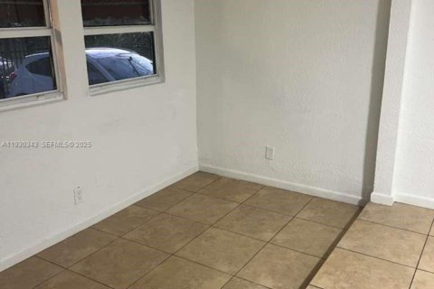 Снять в аренду виллу или дом в Майами, Флорида 3 спальни, 63.17м2, № 1989121 - фото 3