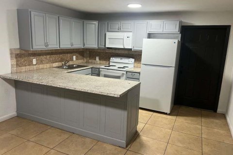 Снять в аренду виллу или дом в Майами, Флорида 3 спальни, 63.17м2, № 1989121 - фото 7