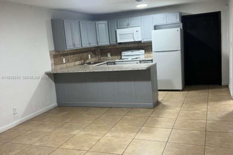 Снять в аренду виллу или дом в Майами, Флорида 3 спальни, 63.17м2, № 1989121 - фото 6