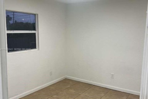 Снять в аренду виллу или дом в Майами, Флорида 3 спальни, 63.17м2, № 1989121 - фото 5