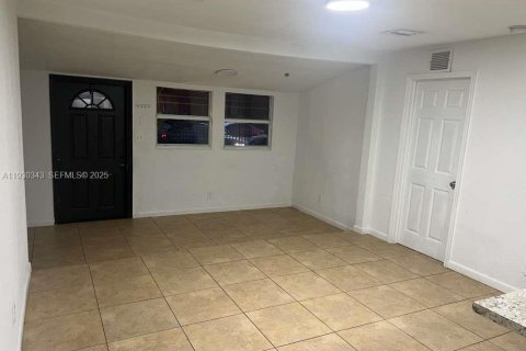 Снять в аренду виллу или дом в Майами, Флорида 3 спальни, 63.17м2, № 1989121 - фото 2