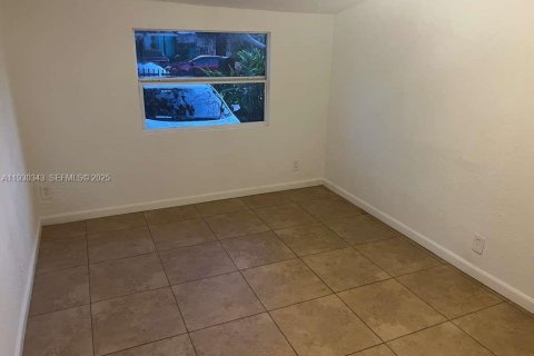 Снять в аренду виллу или дом в Майами, Флорида 3 спальни, 63.17м2, № 1989121 - фото 12