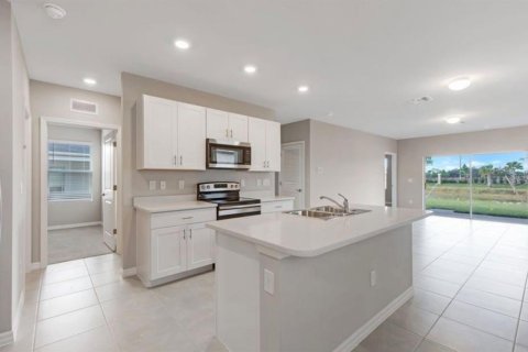 House in North Fort Myers, Florida 3 bedrooms, 132.57 sq.m. № 2231036 - photo 3