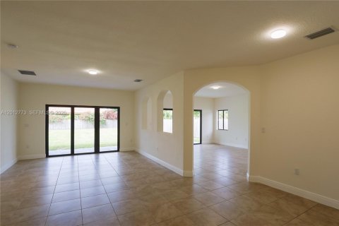 House in Palmetto Bay, Florida 5 bedrooms, 244.61 sq.m. № 2153852 - photo 12
