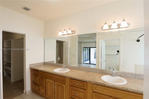 House in Palmetto Bay, Florida 5 bedrooms, 244.61 sq.m. № 2153852 - photo 9