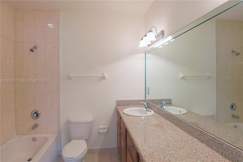 House in Palmetto Bay, Florida 5 bedrooms, 244.61 sq.m. № 2153852 - photo 20
