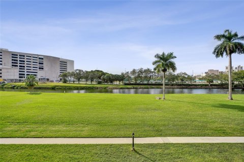 Condo in Miami, Florida, 2 bedrooms  № 2075033 - photo 13