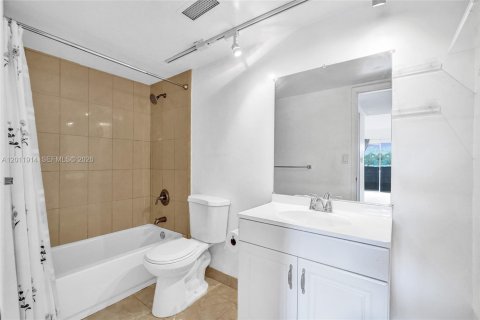 Condo in Miami, Florida, 2 bedrooms  № 2075033 - photo 8