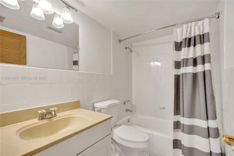 Condo in Miami, Florida, 2 bedrooms  № 2075033 - photo 11