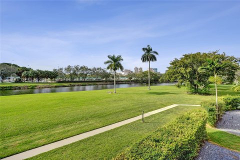 Condo in Miami, Florida, 2 bedrooms  № 2075033 - photo 14