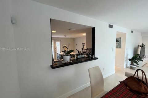Adosado en alquiler en Miami, Florida, 2 dormitorios, 135.27 m2 № 2049124 - foto 3