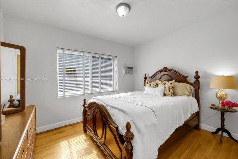 House in Coral Gables, Florida 3 bedrooms, 170.1 sq.m. № 1881951 - photo 18