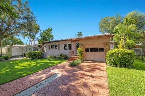 House in Coral Gables, Florida 3 bedrooms, 170.1 sq.m. № 1881951 - photo 1