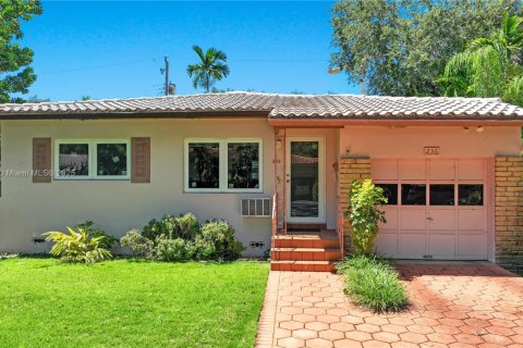 House in Coral Gables, Florida 3 bedrooms, 170.1 sq.m. № 1881951 - photo 26