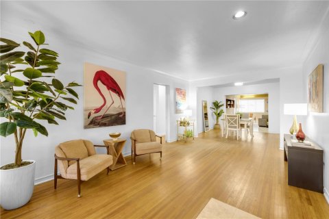 House in Coral Gables, Florida 3 bedrooms, 170.1 sq.m. № 1881951 - photo 2