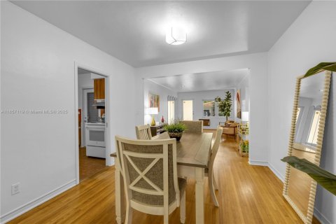 House in Coral Gables, Florida 3 bedrooms, 170.1 sq.m. № 1881951 - photo 5