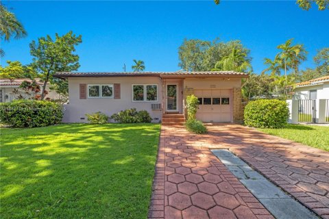 House in Coral Gables, Florida 3 bedrooms, 170.1 sq.m. № 1881951 - photo 27