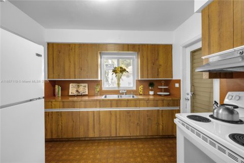 House in Coral Gables, Florida 3 bedrooms, 170.1 sq.m. № 1881951 - photo 20