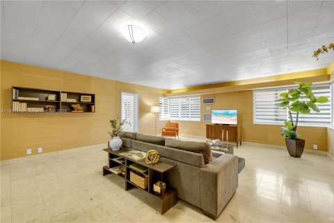 House in Coral Gables, Florida 3 bedrooms, 170.1 sq.m. № 1881951 - photo 8