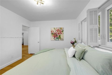 House in Coral Gables, Florida 3 bedrooms, 170.1 sq.m. № 1881951 - photo 11
