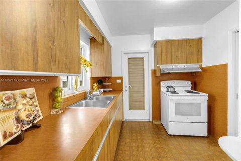 House in Coral Gables, Florida 3 bedrooms, 170.1 sq.m. № 1881951 - photo 19