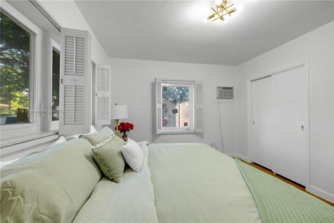 House in Coral Gables, Florida 3 bedrooms, 170.1 sq.m. № 1881951 - photo 12
