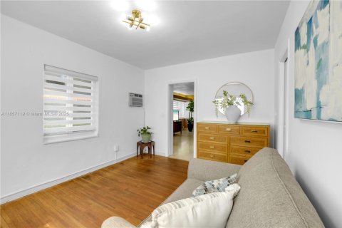 House in Coral Gables, Florida 3 bedrooms, 170.1 sq.m. № 1881951 - photo 15