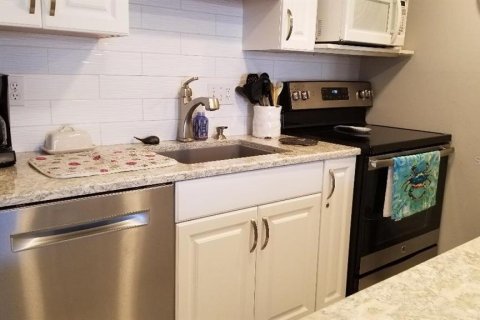 Condo in Saint Petersburg, Florida, 1 bedroom  № 2205929 - photo 11