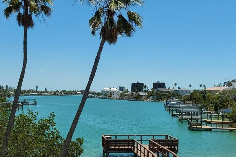 Condo in Saint Petersburg, Florida, 1 bedroom  № 2205929 - photo 2