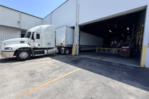 Propiedad comercial en venta en Miami Gardens, Florida № 2158428 - foto 2