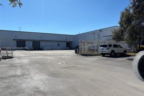 Propiedad comercial en Miami Gardens, Florida № 2158428